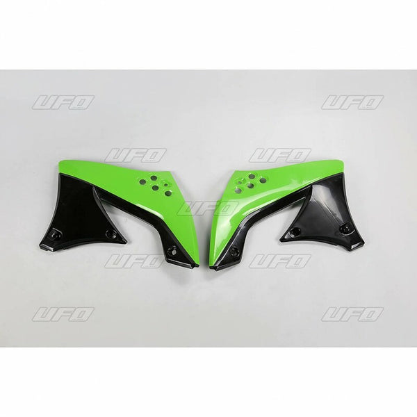 Az UFO radiátor borítja a fekete Kawasaki KX450F KA03799001 -et