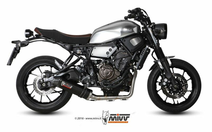 MIVV Oval Full Exhaust System - Yamaha XSR 700 Y.053.L3C sedd från sidan, med fokus på det sportiga avgassystemet i kolfiber och dess integration med motorcykeln.