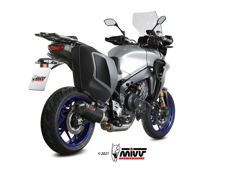 MIVV Oval Full Exhaust System monterad på Yamaha Tracer 9/GT Y.069.L3C, visad bakifrån med blå fälgar och sidoväskor. Perfekt reservdel inom ACC. EXHAUST.