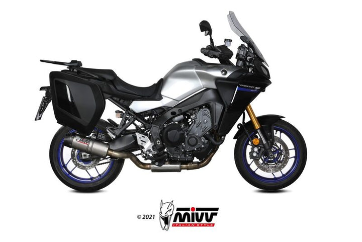 Yamaha Tracer 9/GT utrustad med MIVV Oval Full Exhaust System Y.069.L4C, visad från sidan med sportig design och touringtillbehör. Idealisk inom fordonstillbehör.
