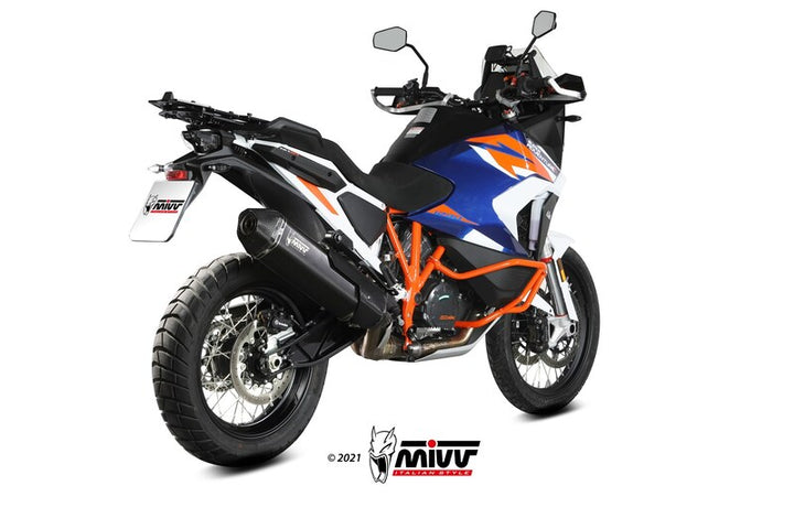 MIVV Speed Edge Silencer monterad på KTM 1290 Super Adventure R med svart kolfiberfinish, visad bakifrån i högupplöst detalj.