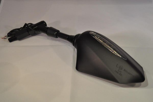 Hozzáférés a visszapillantó tükör villogóval a bal oldali szabályhoz.