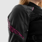 Ärmdetalj på Rebelhorn Dam Textil Mc-Jacka Jax med rosa accenter och ventilationspanel. Modern och funktionell design.