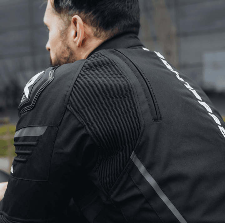 Närbild på axelpartiet av Rebelhorn Textil Mc-Jacka Vandal Svart/Vit med elastiska paneler och förstärkningar för extra hållbarhet.