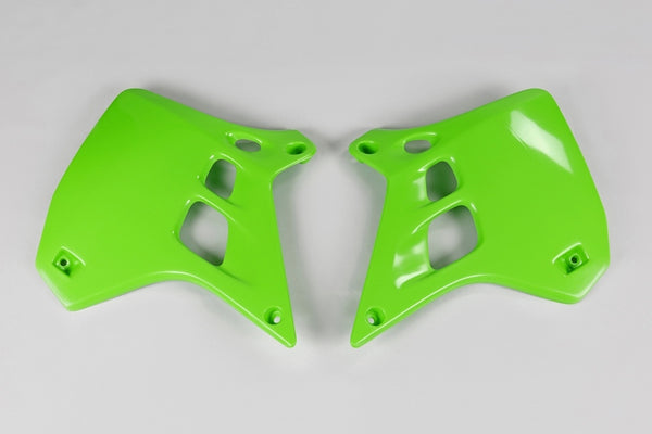 Az UFO radiátor borítja a zöld Kawasaki KX250 KA02729#026