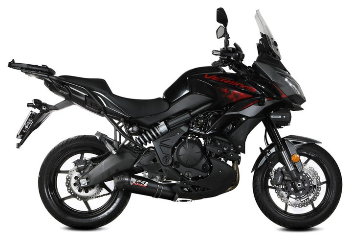 Sidovy av Kawasaki Versys med MIVV Silencer Oval K.055.LZC installerad. Sportigt avgassystem för fordonstillbehör och reservdelar.