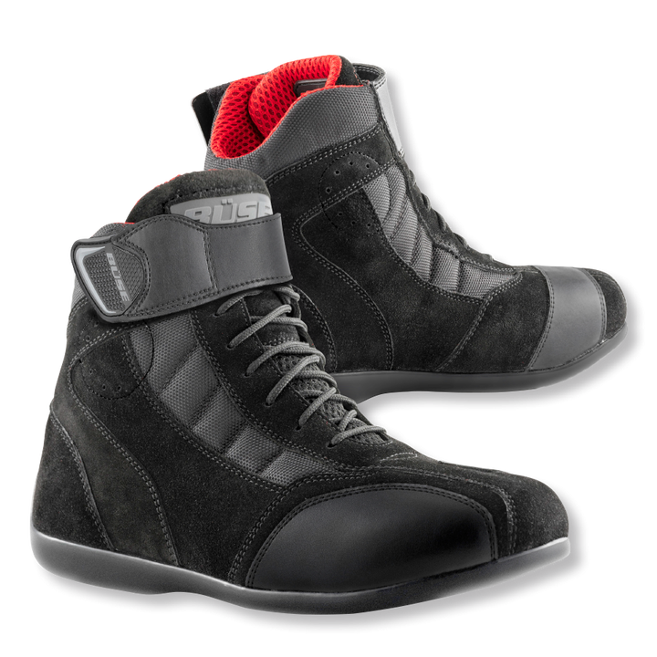 BÜSE Unisex Mc-Skor B56 Svart, skyddande motorcykelskor med robust design och kardborreband. Perfekt för säker och stilren körning.