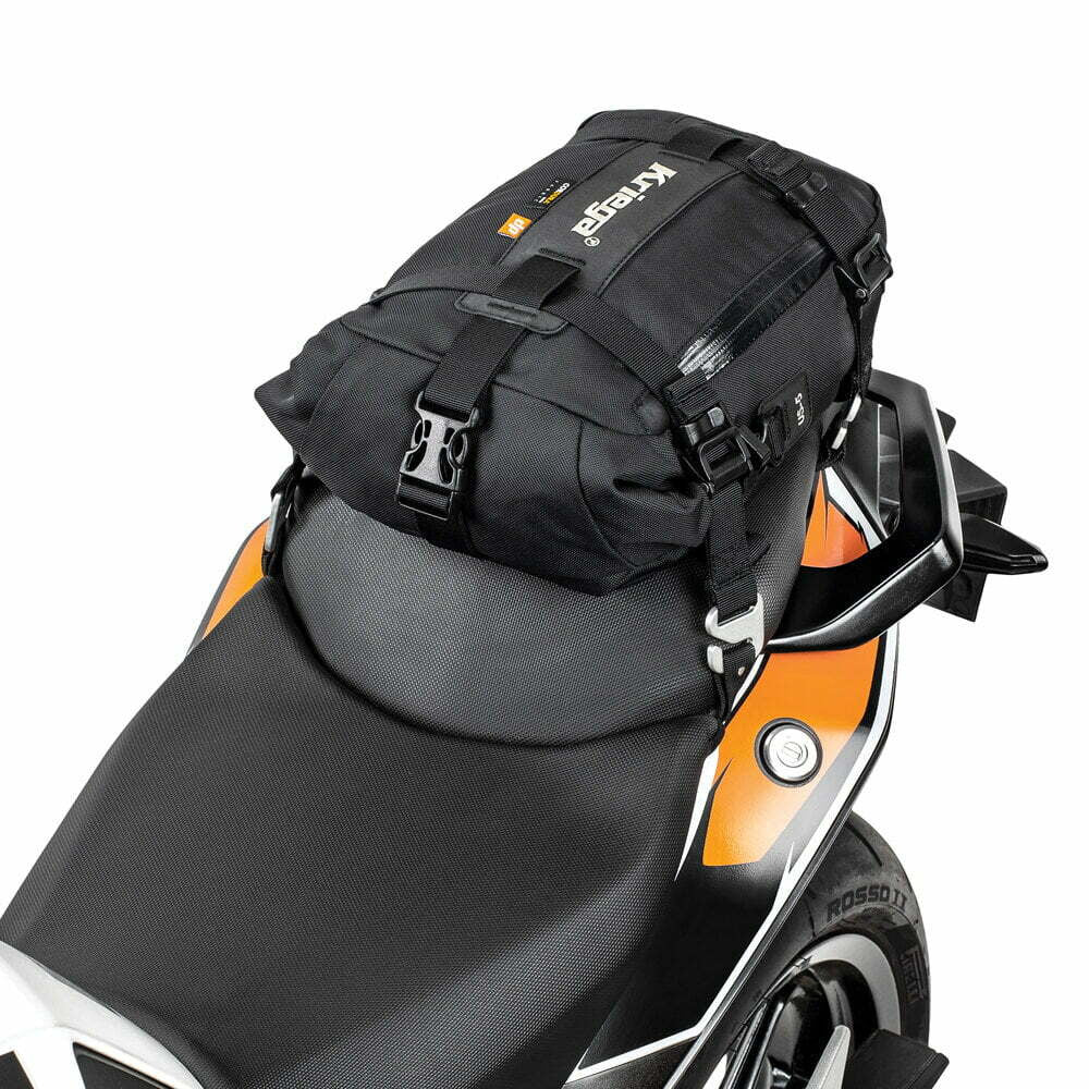 Kriega Drypack US 5 Svart monterad på en motorcykel, perfekt för extra förvaring vid touring och pendling.