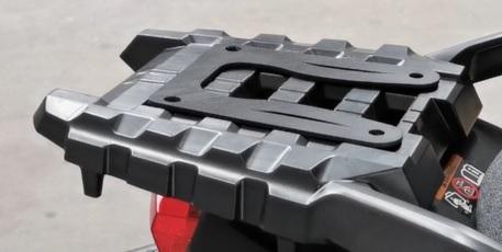 Specifikus illesztési lemez felső tok Alpitech 55 LT GPR Tech kompatibilis a Suzuki V-Strom 800DE 2023/2024 E5-mel.