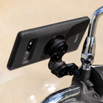 SP Connect Clutch Mount Pro monterad på motorcykelstyre med mobiltelefon. Säker och stabil lösning för enkel åtkomst under körning.