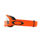 Sidovy av Oakley O Frame MX Moto Orange med klar lins, med robust orange ram och elastiskt band.