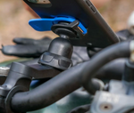 QuadLock 360 Arm - Single Pivot fäst på motorcykelstyre med smartphone monterad. Idealisk för handsfree-användning.