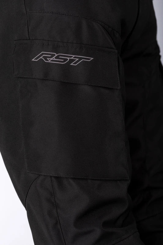 Detaljerad vy av RST-logotypen på RST Textil Mc-Byxor Alpha 5 Svart, med robust design för motorcykelanvändning.